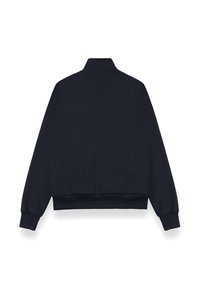 Laivastonsininen collegepaita, jossa on korkea kaulus, resoriset hihansuut ja helma. Paita on sileäpintainen ja siinä on minimalistinen muotoilu ilman näkyviä logoja.