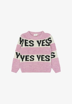 Różowy sweter dziergany z białymi paskami, z powtarzającym się napisem „YES” wypisanym pogrubionymi czarnymi literami na piersi i rękawach.