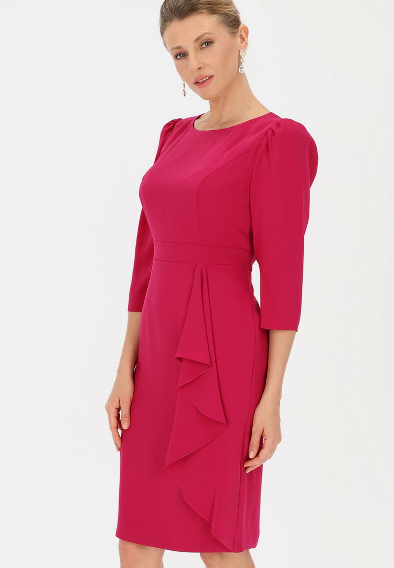 Fuksjowa sukienka do kolan z trzema ćwiartkowymi rękawami w fasonie puff, z bocznym marszczeniem i gładkim wykończeniem. Prosty, elegancki design.