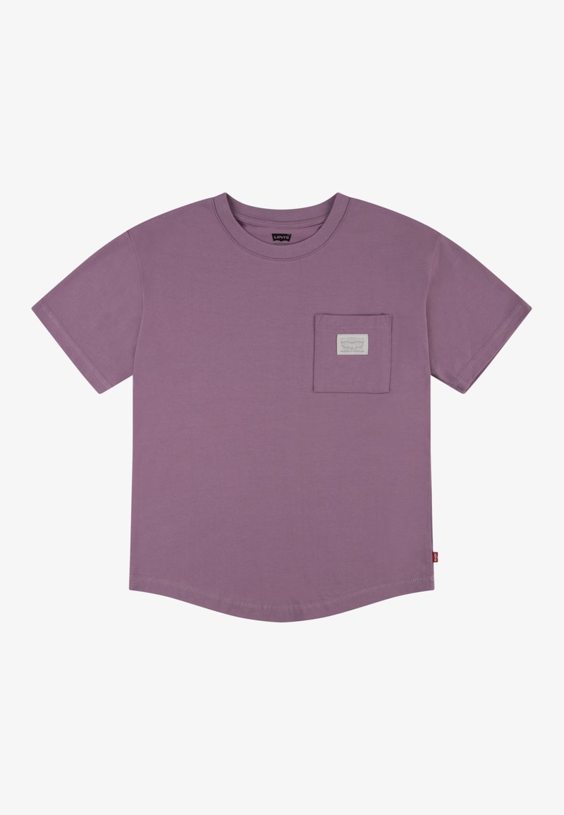 T-shirt violet à manches courtes Levi's avec un col rond et une poche poitrine avec une étiquette rectangulaire blanche.