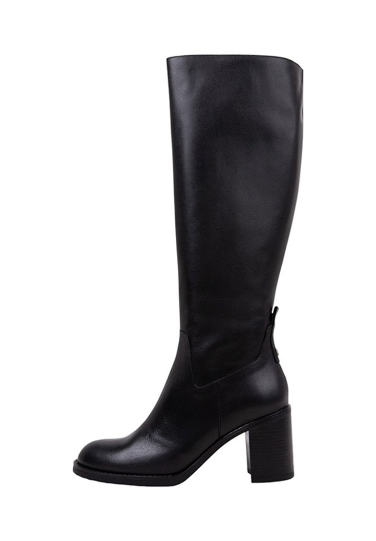 Bota de cuero negra hasta la rodilla con punta redondeada y tacón cuadrado, mostrada de lado sobre un fondo blanco.