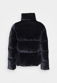 Giacca puffer in velour nero con colletto alto, caratterizzata da un design trapuntato e una finitura testurizzata. La vista posteriore mette in evidenza il profilo voluminoso.