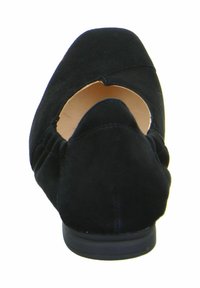 Schwarzer Wildlederschuh mit runder Zehe und Ausschnittdetails im Obermaterial, ausgestattet mit gerafften Akzenten und flachem Absatz.