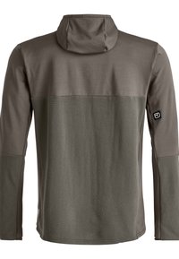 Dunkelgrünes langärmeliges Kapuzenshirt mit strukturiertem Rücken und glatten Ärmeln, mit kontrastierendem Stoff und einem Logo auf dem linken Arm.