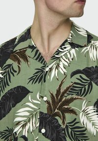 Only & Sons NORMAL GESCHNITTEN RESORT KRAGEN - Camisa - hedge green