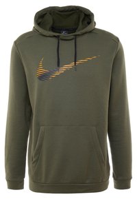 Sweat à capuche Nike vert olive avec une poche kangourou, une capuche à cordon ajustable et un logo à rayures multiples en noir et orange sur la poitrine.