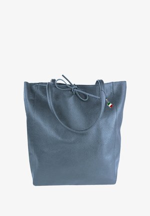Sac tote en cuir gris avec une finition texturée, doté de deux poignées robustes et d'une fermeture à nouer. Petite étiquette d'accent aux couleurs italiennes accrochée.