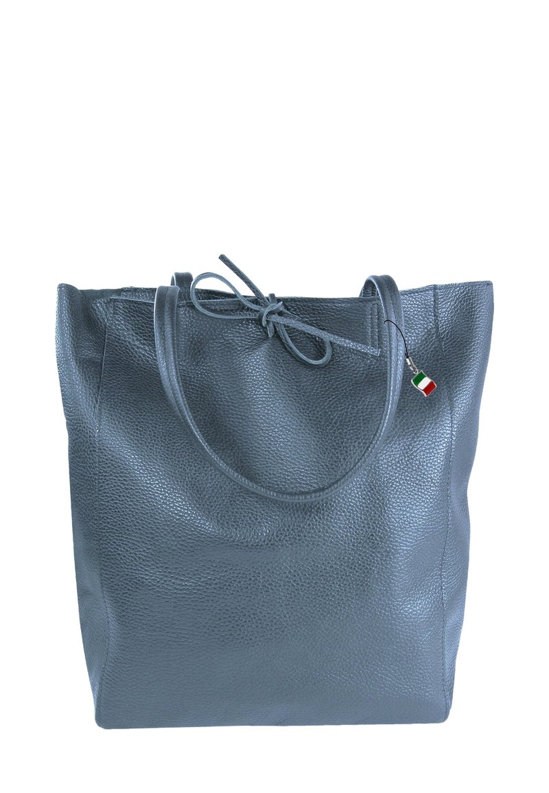 Grijze leren totebag met een textuurafwerking, voorzien van twee stevige handvatten en een striksluiting. Kleine accenttag in Italiaanse kleuren bevestigd.