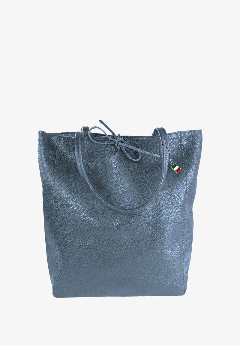 Grijze leren totebag met een textuurafwerking, voorzien van twee stevige handvatten en een striksluiting. Kleine accenttag in Italiaanse kleuren bevestigd.