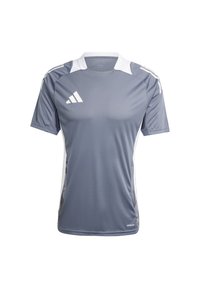 Maglietta atletica grigia a maniche corte, con accenti bianchi e logo Adidas. Realizzata in tessuto leggero, presenta un design a righe sui lati.