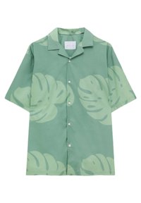 Camisa de manga corta verde hecha de un tejido suave, con un patrón de hojas en un verde más claro, con un cuello clásico y cierre frontal con botones.