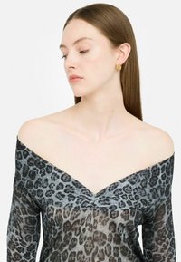 Schwarz-graues Leopardenmuster-Oberteil mit langen Ärmeln, schulterfreiem Design, weichem Material und gerafftem Detail am Halsauschnitt.