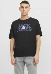 Mustmust shirt must valge ja sinine "JACK & JONES" graafiline trükk ettepoole. Lühikesed varrukad ja lõdvestatud lõige.