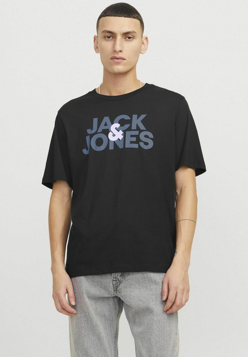 Mustmust shirt must valge ja sinine "JACK & JONES" graafiline trükk ettepoole. Lühikesed varrukad ja lõdvestatud lõige.