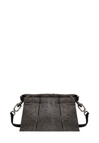 Schwarze und cremefarbene Handtasche mit strukturierter Oberfläche und plissiertem Design, ausgestattet mit einem abnehmbaren Trageriemen und goldfarbenen Metallakzenten.