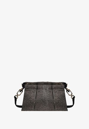 Zwart en crèmekleurige handtas met een gestructureerd, geplooid ontwerp, voorzien van een afneembare band en gouden metalen accenten.