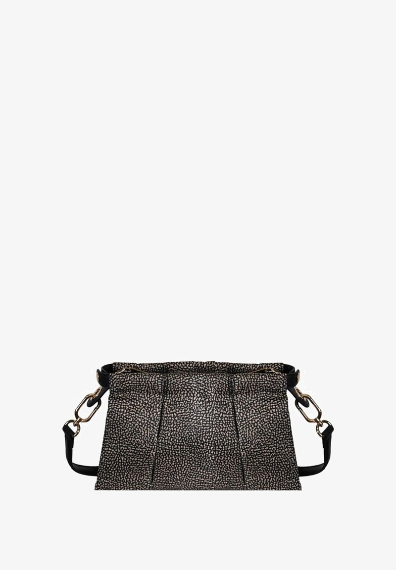 Schwarze und cremefarbene Handtasche mit strukturierter Oberfläche und plissiertem Design, ausgestattet mit einem abnehmbaren Trageriemen und goldfarbenen Metallakzenten.