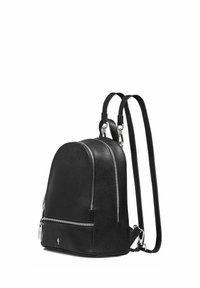 Czarny skórzany plecak z dwoma zamykanymi na zamek komorami, o zaokrąglonym kształcie, z regulowanymi paskami i srebrnymi akcentami. Gładka faktura.