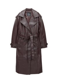 Trench coat in ecopelle borgogna con ampi risvolti, bottoni doppi, tasche laterali e una cintura coordinata in vita.