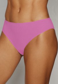 Rózsaszín pamut bikini alsó, sima textúrával és alacsony fazonnal, minimális takarással és láthatatlan varrással.
