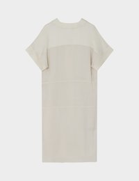 Φόρεμα ανοιχτού χρώματος με κοντά μανίκια και κανονική γραμμή. Διαθέτει ομοιόμορφο πάνω μέρος και υφή υφάσματος με διακριτική λάμψη. Χωρίς ορατά κλείσιματα.