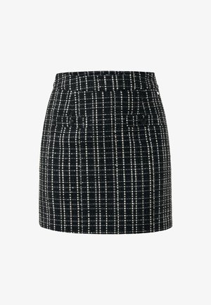 Falda a cuadros en blanco y negro con una cintura ajustada, que cuenta con dos bolsillos laterales y una tela texturizada. De corte corto y diseño sencillo.