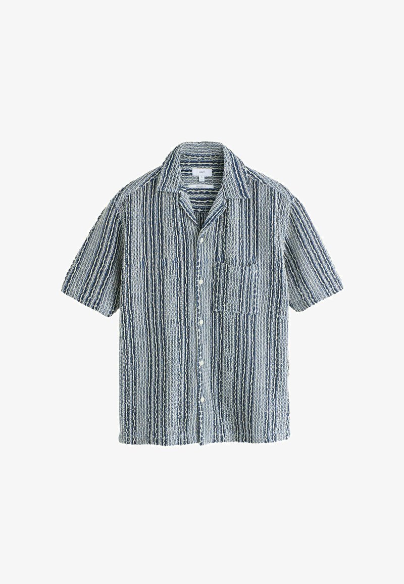 Chemise à manches courtes à boutons avec des rayures verticales ondulées bleues, blanches et grises et une poche poitrine, étalée à plat sur un fond blanc.