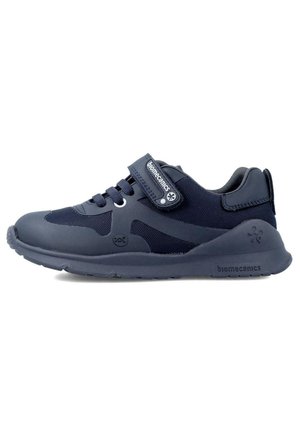Zapatilla de deporte azul marino con parte superior de malla y goma, cierre de cordones y cinta de velcro, collar acolchado y suela de goma texturizada. Logo de la marca visible.