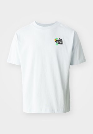 New Balance DRAKE CEREAL CLOCK - Print T-shirt - ice blue