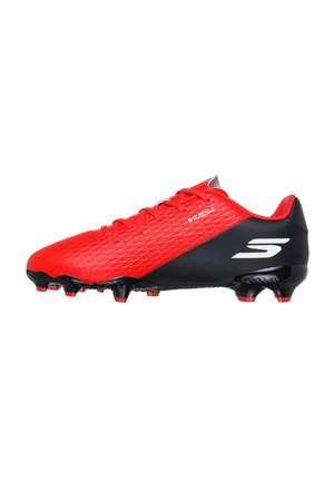 Chaussure de football rouge et noire avec tige texturée, lacets, crampons sous la semelle et logo blanc "S" au talon.