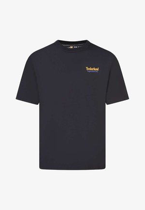 T-shirt à manches courtes bleu marine foncé en coton. Présente un col rond et un logo Timberland imprimé en jaune sur la poitrine gauche.