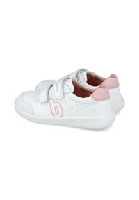 Zapatillas blancas con acentos en rosa, con una parte superior de cuero suave, doble correa de velcro y una plantilla acolchada. Suela de goma duradera.