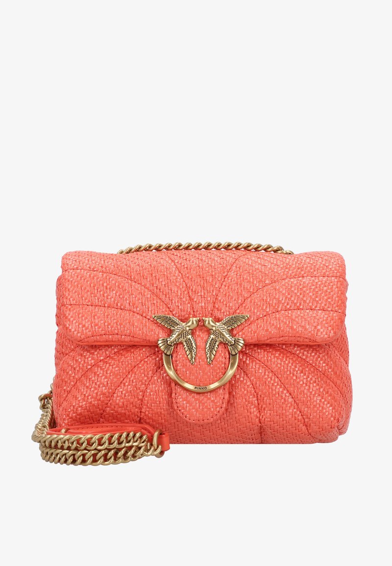 Bolsa de mão tecida em coral com design acolchoado, ferragens em tom dourado com formato de pássaro e alça de corrente, apresentando uma forma estruturada e superfície texturizada.