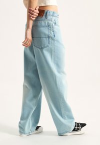 Vans CINCHED CHECK 5  - Jeans Straight Leg - light stonewash