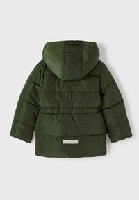 Giacca a vento verde, dotata di cappuccio, texture trapuntata, polsini elastici e una striscia logo argento vicino all'orlo.