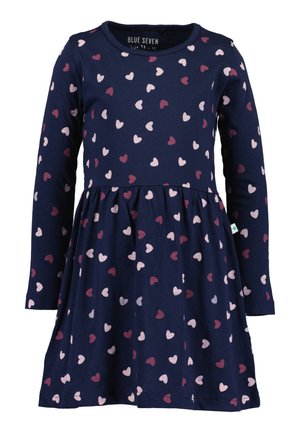 Donkerblauwe jurk met lange mouwen met verspreide kleine roze en rode hartjes, een geplooide taille en een ronde halslijn.