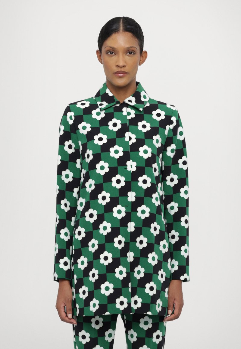Cappotto a fantasia floreale in verde, nero e bianco. Caratterizzato da maniche lunghe, colletto a punta e chiusura con bottoni, con un design a taglio dritto.