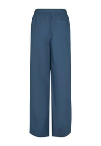 Plave hlače širokih nogavica s elastičnim pojasom i jednim stražnjim džepom; izrađene od lagane tkanine glatke teksture.
