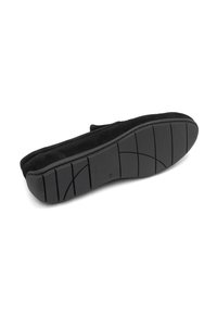 Chaussure plate en suède noir avec une semelle en caoutchouc flexible dotée d'un motif de grip texturé et d'un design de bout rond lisse.