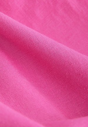 Erksinpinkine tekstuuriga kangas, millel on pehme, kudumisnähtusega välimus, näidates sujuvat pinda ja peent varjude erinevust.
