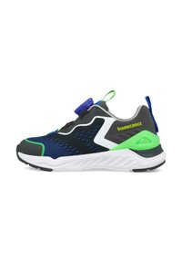 Zapatilla deportiva infantil con parte superior de malla negra, azul y verde, acentos blancos y suela de goma. Cuenta con un sujetador circular azul en la lengüeta.