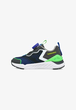 Zapatilla deportiva infantil con parte superior de malla negra, azul y verde, acentos blancos y suela de goma. Cuenta con un sujetador circular azul en la lengüeta.