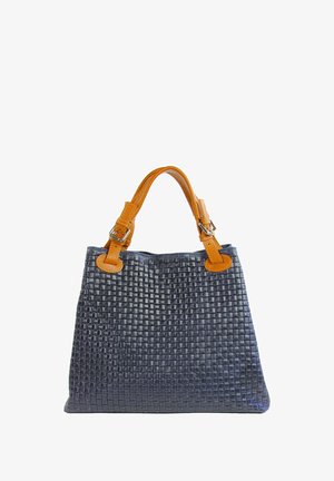 Gewebte dunkelblaue Handtasche mit tanfarbenen Lederakzenten und strukturierten Griffen. Verfügt über ein strukturiertes Gittermuster und silberne Beschläge für die Befestigung.