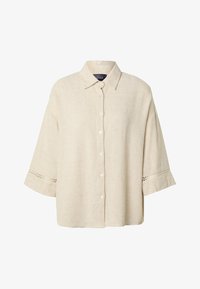 Blusa de lino beige con mangas anchas hasta el codo, cierre de botones en el frente, cuello clásico y detalles de encaje cerca de los extremos de las mangas.