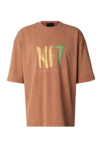 Oversized T-shirt met korte mouwen in roestkleur, gemaakt van zacht katoen, met gele en groene grafische tekst "NFT" aan de voorkant.