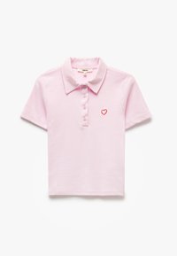 Vaaleanpunainen lyhythihainen polo-paitoja, jossa on kaulus, neljä nappia ja pieni punainen sydän brodeerattuna vasemmassa rinnassa.