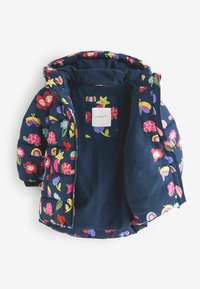 Polstret vinterjakke med marineblåt stof og farverige dyre- og blomstermønstre, en fyldig indvendig foring og hætte. Etiketten er synlig indeni.