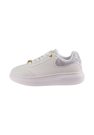 Sneaker bianca low-top con suola spessa, occhielli dorati e dettagli con strass argentati sul tallone e sulla linguetta laterale.
