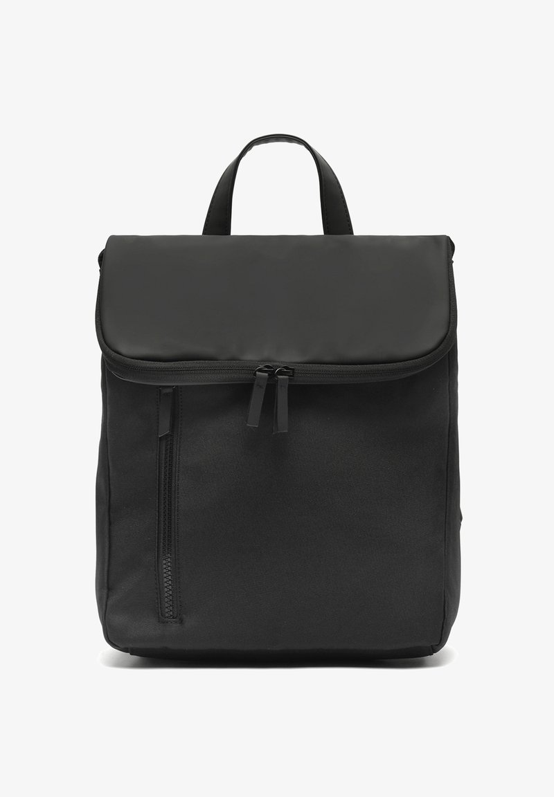 Črna nahrbtnik iz trpežnega materiala, ki ima zložljiv pokrov, sprednji žep na zadrgo in zgornji ročaj za nošenje. Preprost pravokoten dizajn.