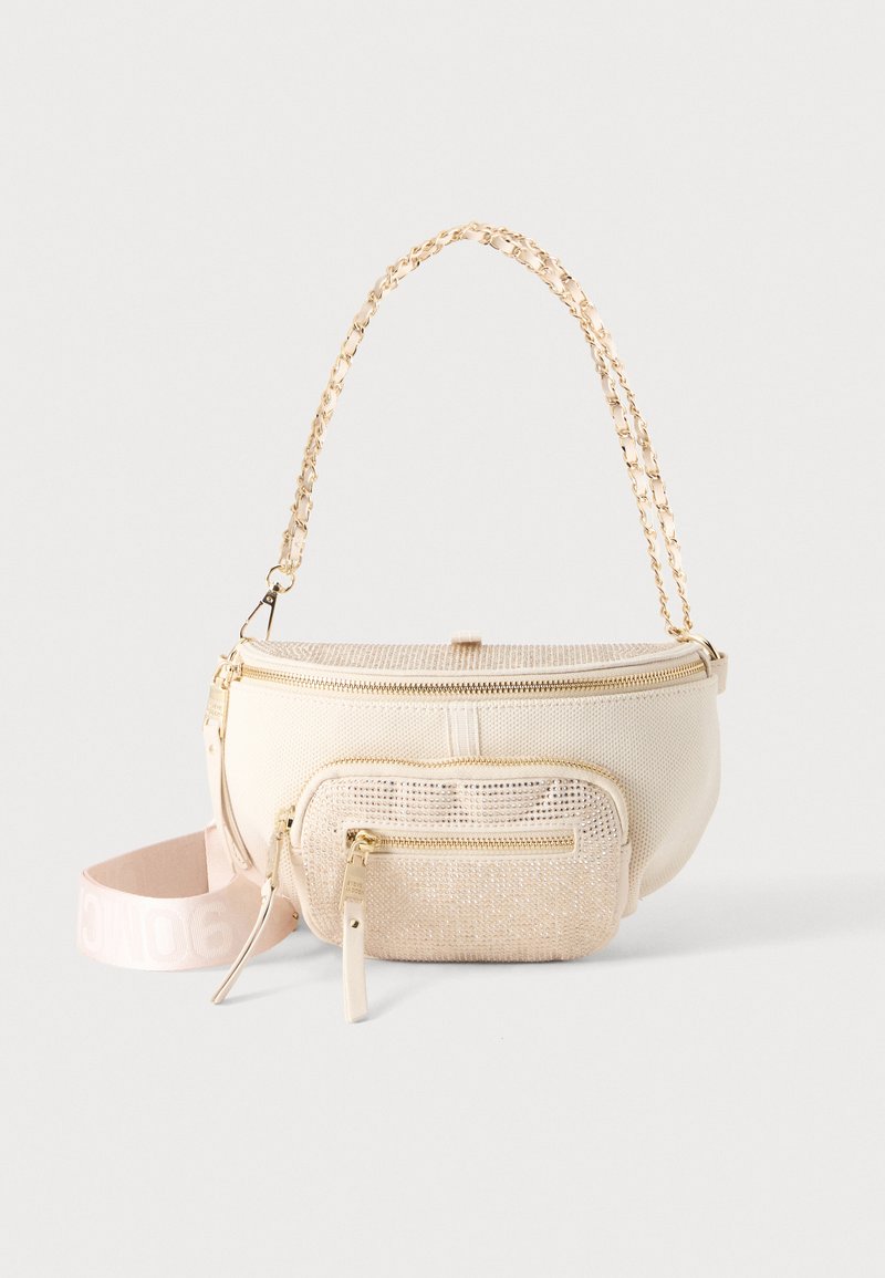 Sac bandoulière beige texturé avec poignée chaîne dorée, poche avant zippée ornée de petits clous, et bandoulière en tissu réglable.